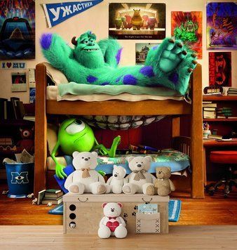 Sullivan și Mike Wazowski, pe un pat supraetajat