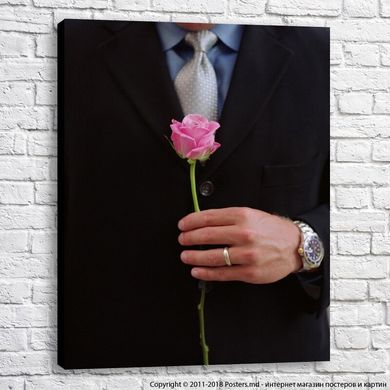Розовая роза от мужчины в черном пиджаке