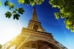 Fototapet Turnul Eiffel pe un fundal de cer albastru