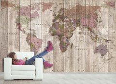 Harta lumii violet pe fundal de lemn