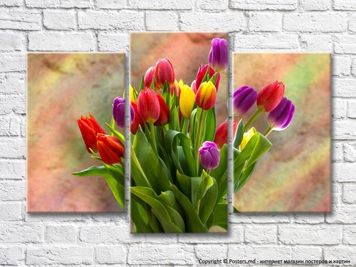 Яркий весенний букет из разноцветных тюльпанов