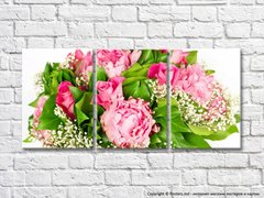 Flori roz și frunze verzi într-un buchet