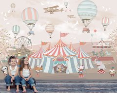 Цирковые шатры, карусель и воздушные шары