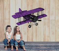 Фиолетовый самолет на дощатом фоне