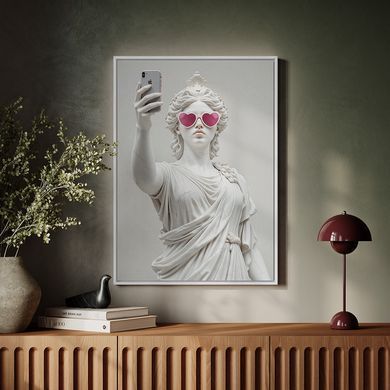 O statuie antică a zeiței, selfie cu ochelari roz