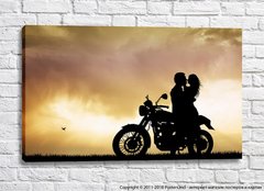 Cuplu romantic, silueta cu o motocicletă la apus