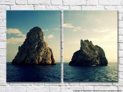 Две скалы в море