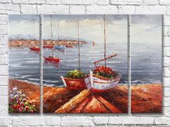 Лодка с цветами на берегу