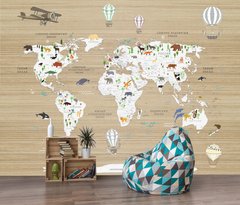 Карта мира с животными на деревянном бежевом фоне