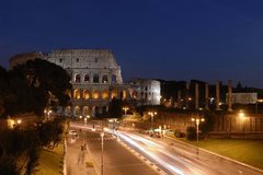 Fototapet Drum de noapte spre Colosseum, Roma