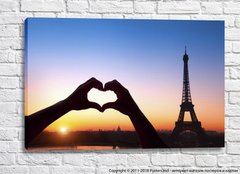 Mâini în formă de inimă pe fundalul Turnului Eiffel