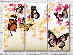 Бабочки на фоне цветков плумерии