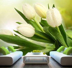 Букет белых тюльпанов и капли воды на цветах