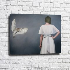 Девушка в белом платье с бантом на поясе и сова