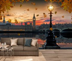 Набережная Лондона на фоне заката и осенней листвы