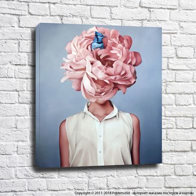 Синяя птица и огромный розовый цветок на голове девушки