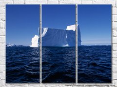 Aisberg în derivă în largul coastei Groenlandei