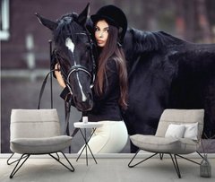 Fată brunetă cu un cal negru