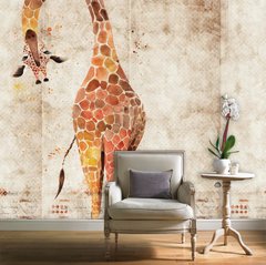 O girafă foarte înaltă care se uită din tavan