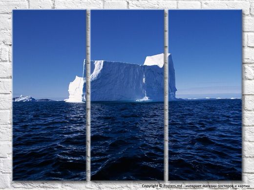 Aisberg în derivă în largul coastei Groenlandei
