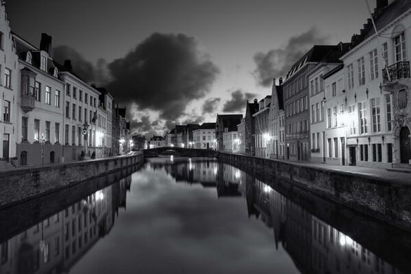 Fototapet Canal, oraș alb-negru