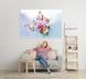 Попугаи и букет красивых цветом на фоне облаков