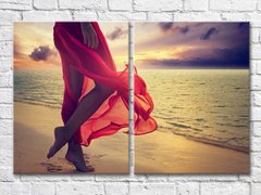Девушка в красном платье на пляже