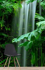Водопад среди густой зеленой листвы