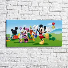Mickey Mouse și prietenii lui pe un câmp verde, pe cer