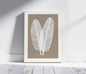 Frunze albe minimaliste pe un fundal maro pastel
