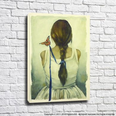 Спина девушки с косой и бабочка