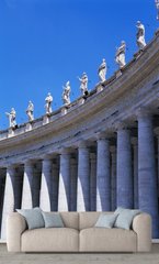 Colonada Bazilicii Sf. Petru cu sculpturi ale sfinților