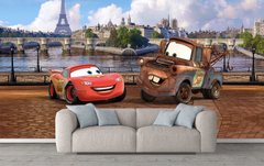Mater și Lightning McQueen pe fundalul Parisului