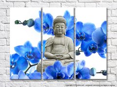 Statuia lui Buddha printre ramuri albastre de orhidee