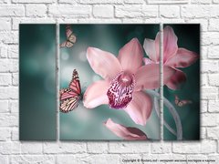 Flori de orhidee roz și fluturi pe fundal de smarald