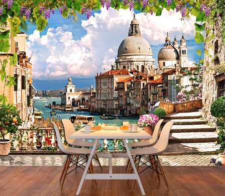 Balcon cu vedere la Golful Veneției și la structuri arhitecturale