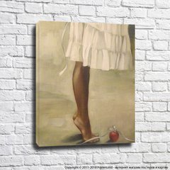 Девушка в платье на носочках и яблоко с лентой