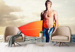 Atlet cu placă de surf portocalie pe fondul mării