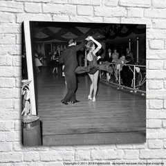 Мужчина и женщина танцуют в баре, танцы