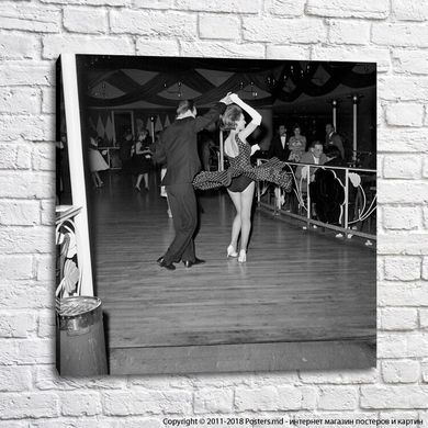 Bărbat și femeie dansând într-un bar, dansând