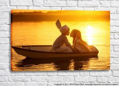 Мальчик и девочка в лодке целуются