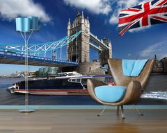Barcă cu aburi cu podul londonez în fundal