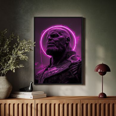 Portretul lui Hellboy, pe un fundal violet &icirc;nchis