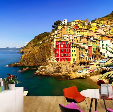 Peisaj însorit al coastei italiene cu case colorate