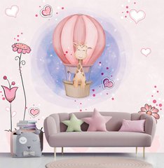 Girafă într-un balon cu aer cald pe un fundal roz cu flori și inimioare