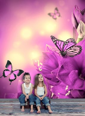 Фиолетовые бабочки на фоне фиолетовых лилий