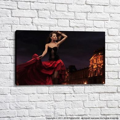 Carmen într-o rochie roșie pe fundalul unui design