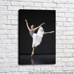Балерина в прыжках на черном фоне, балет