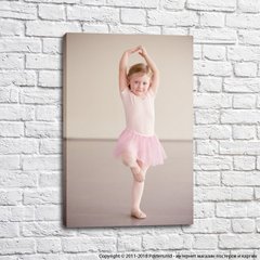Маленькая девочка в балетном классе, балет