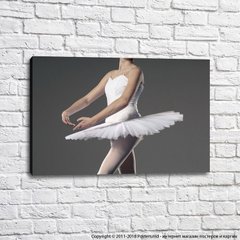 Балерина в белой пачке, фон серый, балет